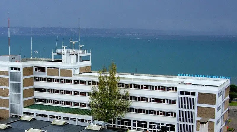 Escola Superior Náutica Infante D. Henrique (ENIDH), em Paço de Arcos, é a única instituição pública de ensino superior em Portugal com cursos acreditados pela Agência Europeia de Segurança Marítima (EMSA)